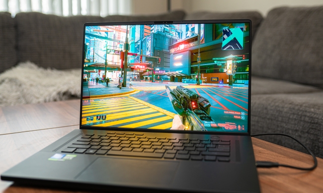 Asus ROG Zephyrus M16 playing Cyberpunk 2077.